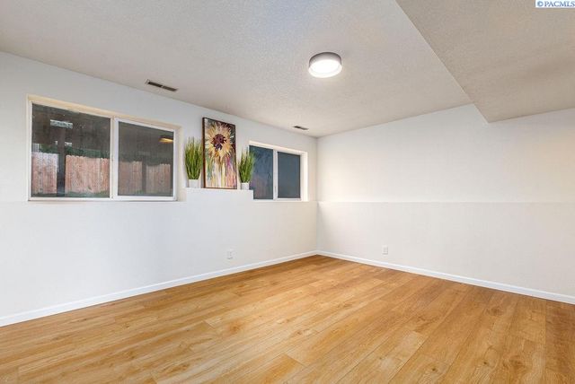 6907 W 3rd Ave, Kennewick, WA 99336