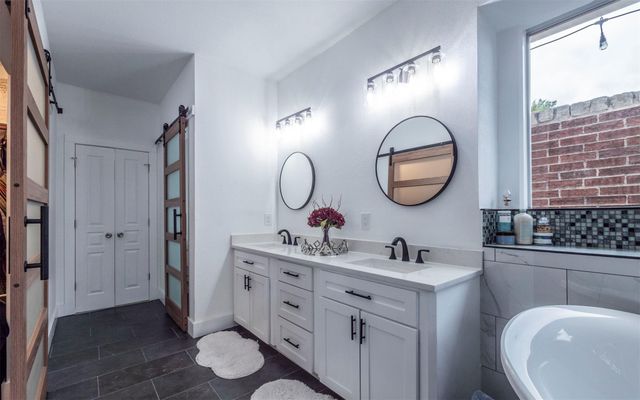 333 Wesley RDG, Spicewood, TX 78669