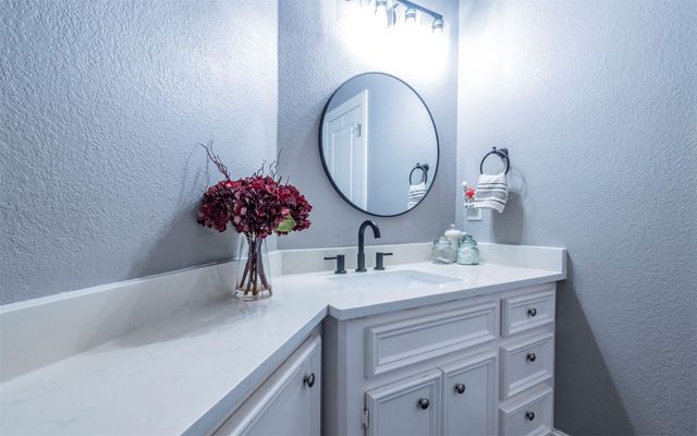 333 Wesley RDG, Spicewood, TX 78669