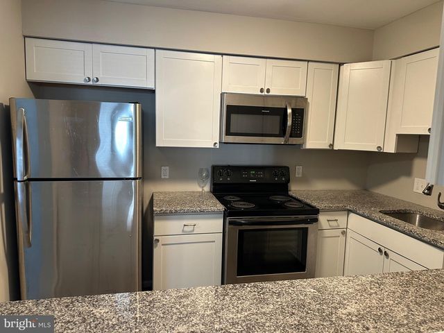 6 SUMMIT CT, Marlton, NJ 08053