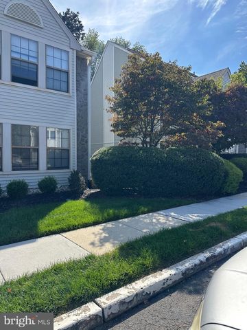 6 SUMMIT CT, Marlton, NJ 08053