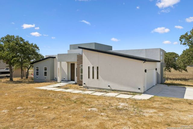 147 Las Palomas, La Vernia, TX 78121