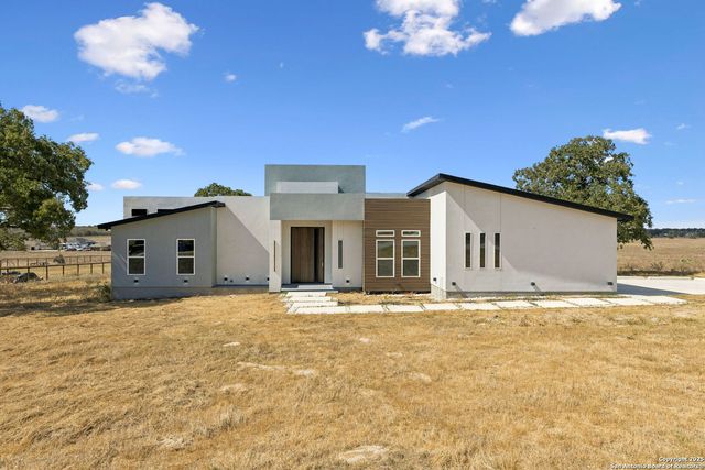 147 Las Palomas, La Vernia, TX 78121
