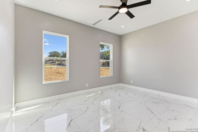 147 Las Palomas, La Vernia, TX 78121