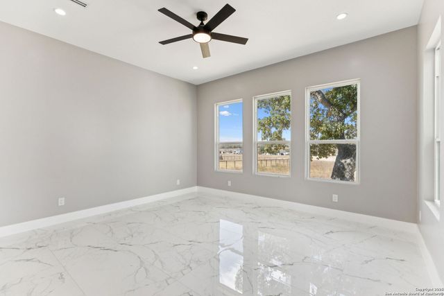 147 Las Palomas, La Vernia, TX 78121