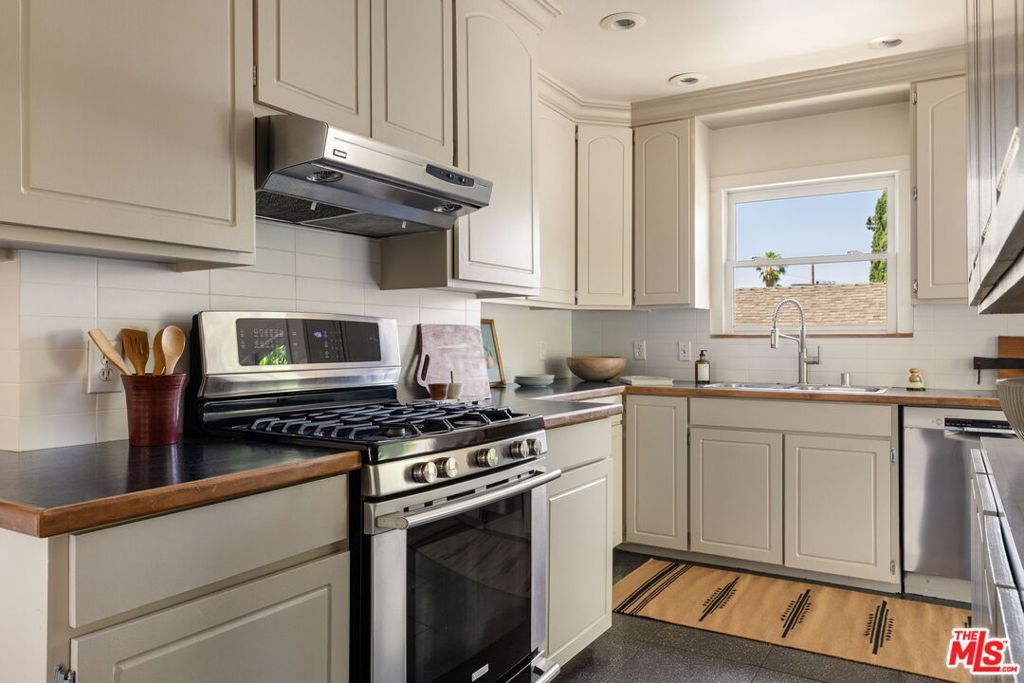 Image 15 of property listing at 708 N Avenue 53, Los Angeles, CA 90042