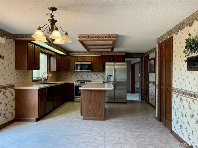 36 Shadyside Lane, Lancaster, NY 14086