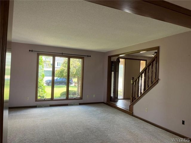 36 Shadyside Lane, Lancaster, NY 14086