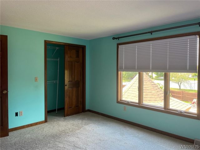 36 Shadyside Lane, Lancaster, NY 14086