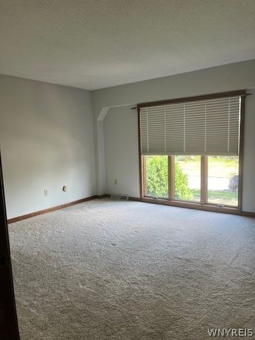 36 Shadyside Lane, Lancaster, NY 14086