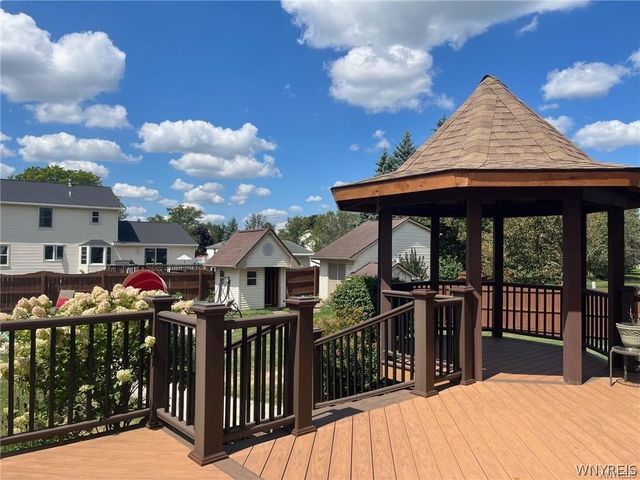 36 Shadyside Lane, Lancaster, NY 14086