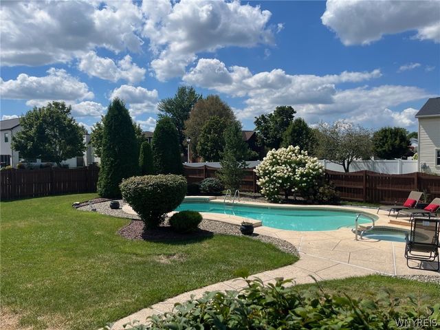 36 Shadyside Lane, Lancaster, NY 14086