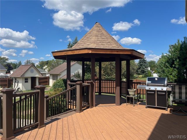 36 Shadyside Lane, Lancaster, NY 14086