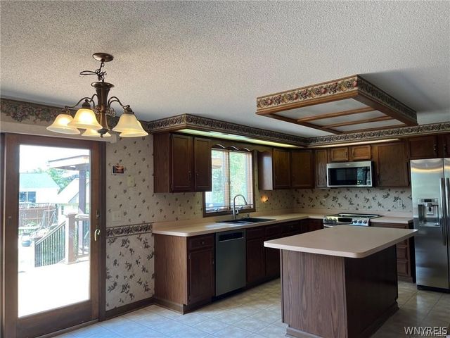 36 Shadyside Lane, Lancaster, NY 14086