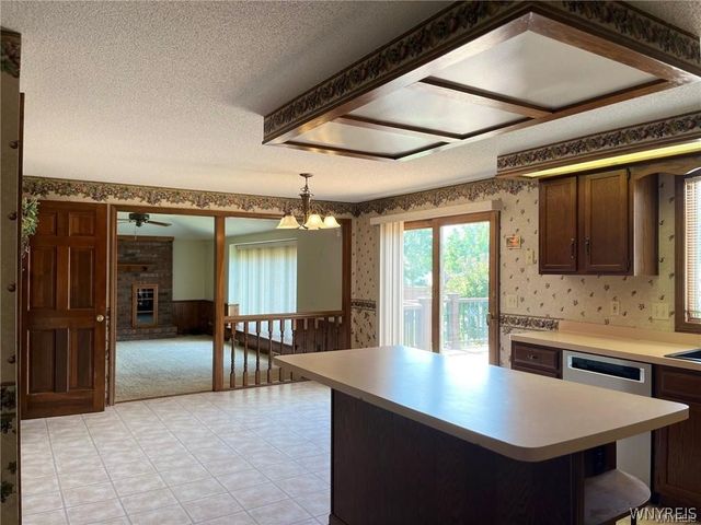 36 Shadyside Lane, Lancaster, NY 14086