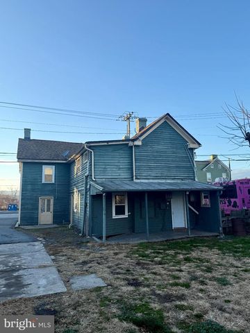 131 S MASSANUTEN ST, Strasburg, VA 22657