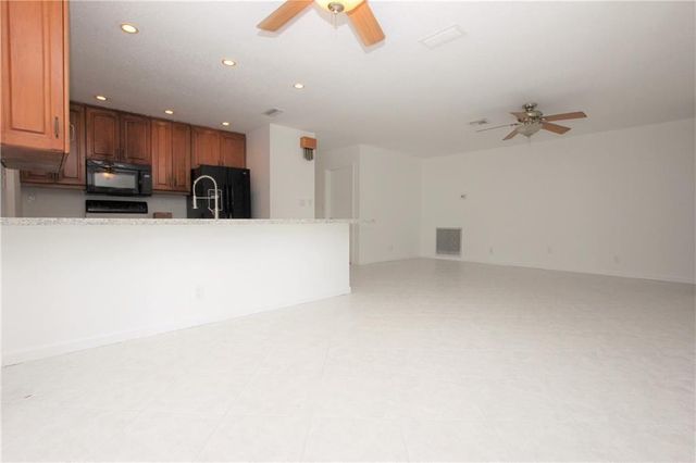 1122 NW 82nd Avenue, Coral Springs, FL 33071