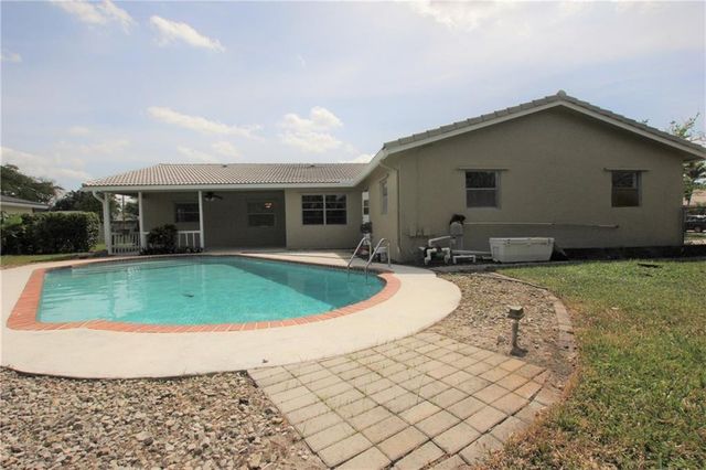 1122 NW 82nd Avenue, Coral Springs, FL 33071