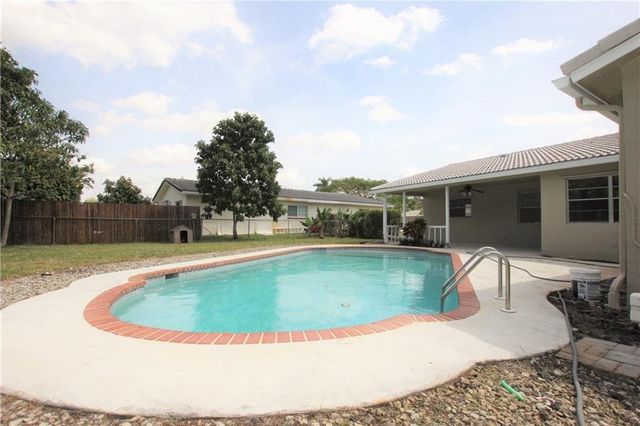 1122 NW 82nd Avenue, Coral Springs, FL 33071