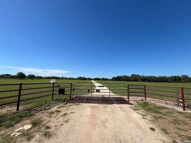6624 W FM 2200, Moore, TX 78057