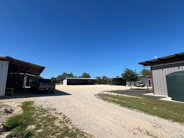 6624 W FM 2200, Moore, TX 78057