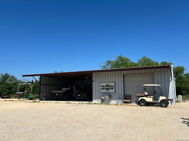 6624 W FM 2200, Moore, TX 78057