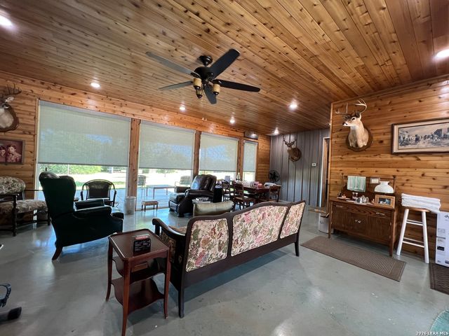 6624 W FM 2200, Moore, TX 78057