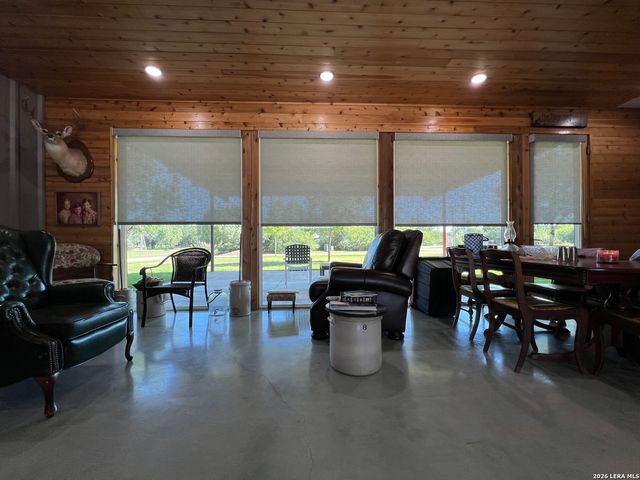 6624 W FM 2200, Moore, TX 78057