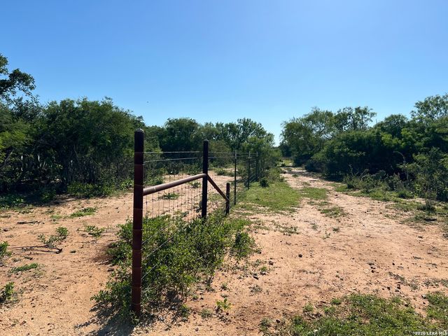 6624 W FM 2200, Moore, TX 78057