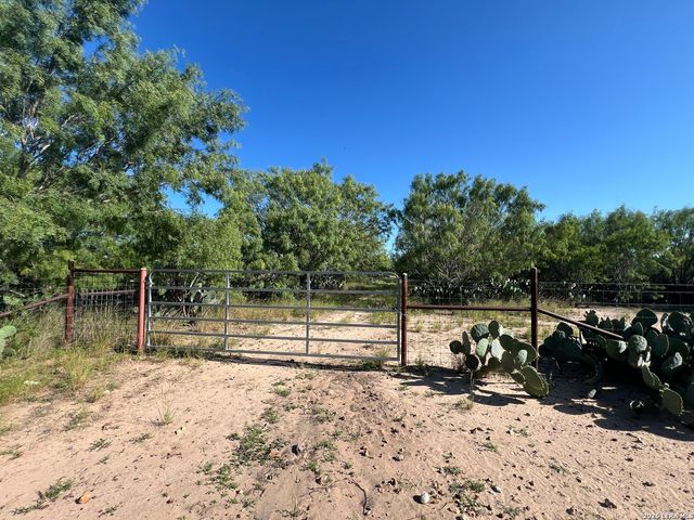 6624 W FM 2200, Moore, TX 78057