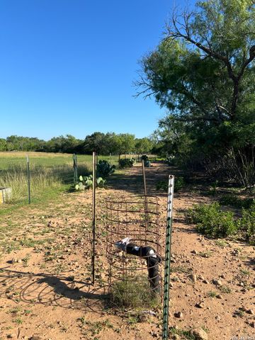 6624 W FM 2200, Moore, TX 78057