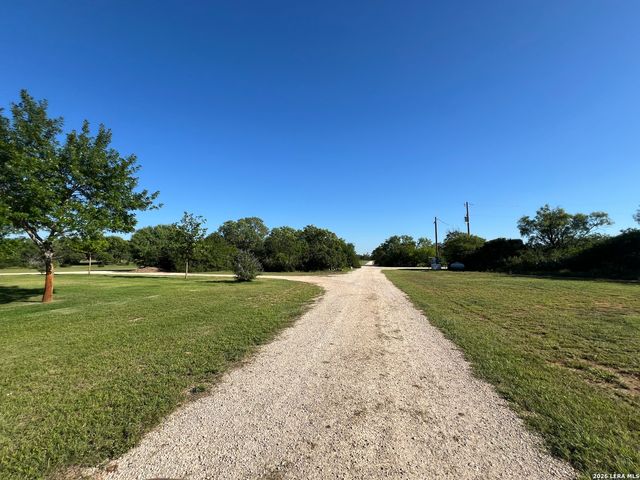 6624 W FM 2200, Moore, TX 78057
