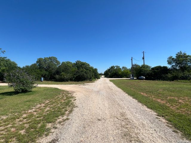 6624 W FM 2200, Moore, TX 78057