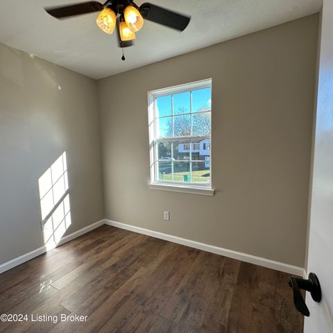 744 Brian Ct, Radcliff, KY 40160