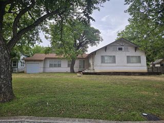 912 N Tivy St, Kerrville, TX 78028