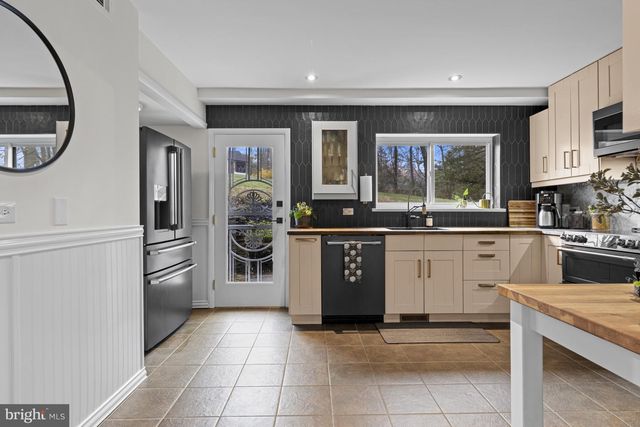 2 WALNUT RIDGE RD, Greenville, DE 19807