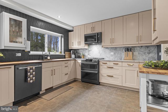 2 WALNUT RIDGE RD, Greenville, DE 19807