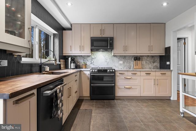 2 WALNUT RIDGE RD, Greenville, DE 19807