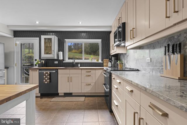 2 WALNUT RIDGE RD, Greenville, DE 19807