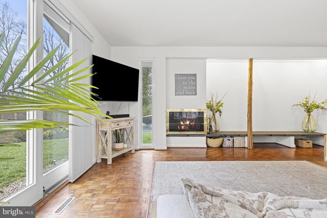 2 WALNUT RIDGE RD, Greenville, DE 19807