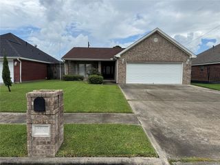 3179 Williamsburg Ln, Port Neches, TX 77651