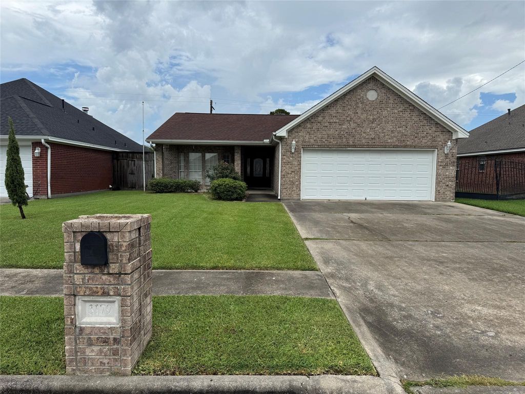3179 Williamsburg Ln, Port Neches, TX 77651