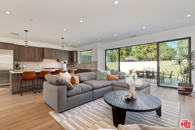 4266 Grand View Boulevard, Los Angeles, CA 90066