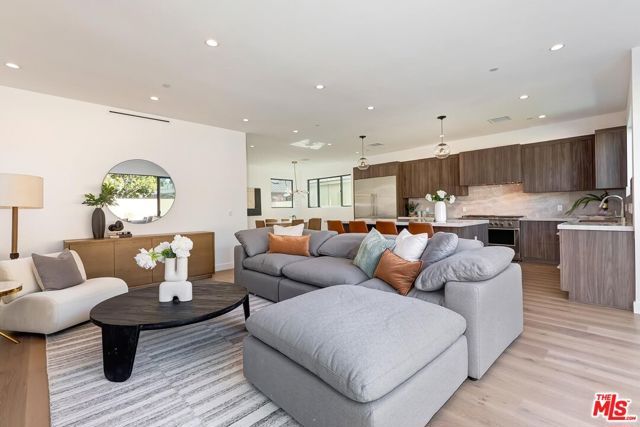 4266 Grand View Boulevard, Los Angeles, CA 90066