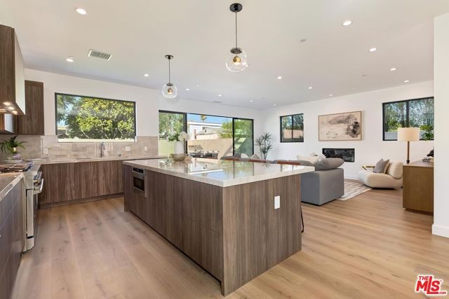 4266 Grand View Boulevard, Los Angeles, CA 90066