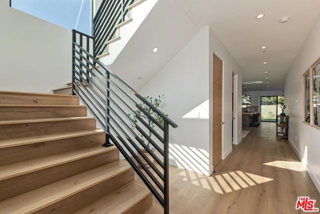 4266 Grand View Boulevard, Los Angeles, CA 90066