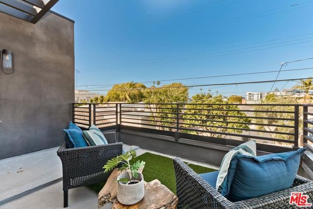 4266 Grand View Boulevard, Los Angeles, CA 90066