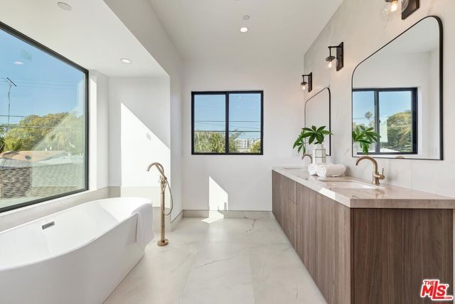 4266 Grand View Boulevard, Los Angeles, CA 90066