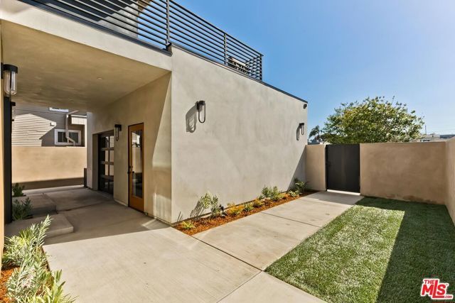 4266 Grand View Boulevard, Los Angeles, CA 90066