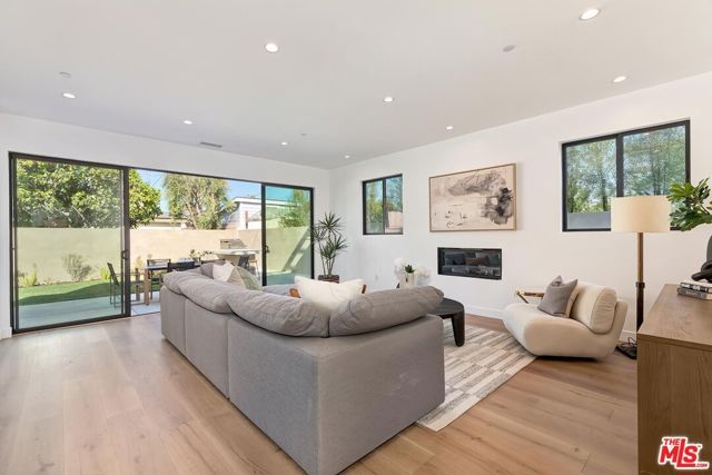4266 Grand View Boulevard, Los Angeles, CA 90066